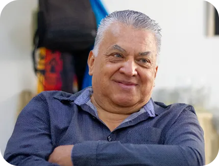 Hombre mayor sonriendo