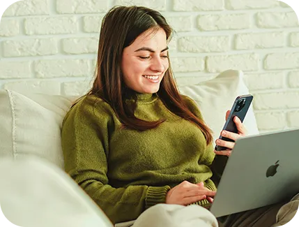 Mujer joven con laptop