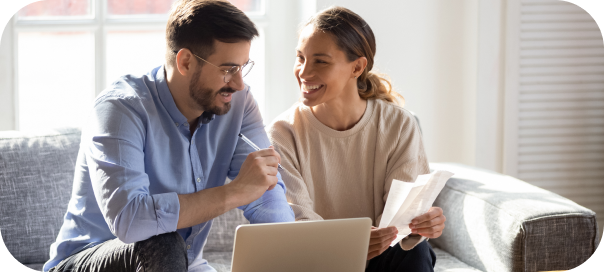 Persona manejando sus finanzas
